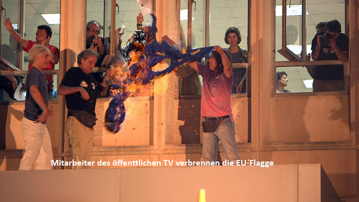 Mitarbeiter des oeffentlichen griechen TV verbrennen die EU-Flagge web