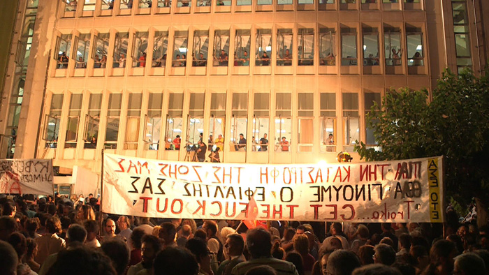 Nur in Athen schaffen es Menschenmassen das oeffentliche TV-Gebude zu verteidigen web