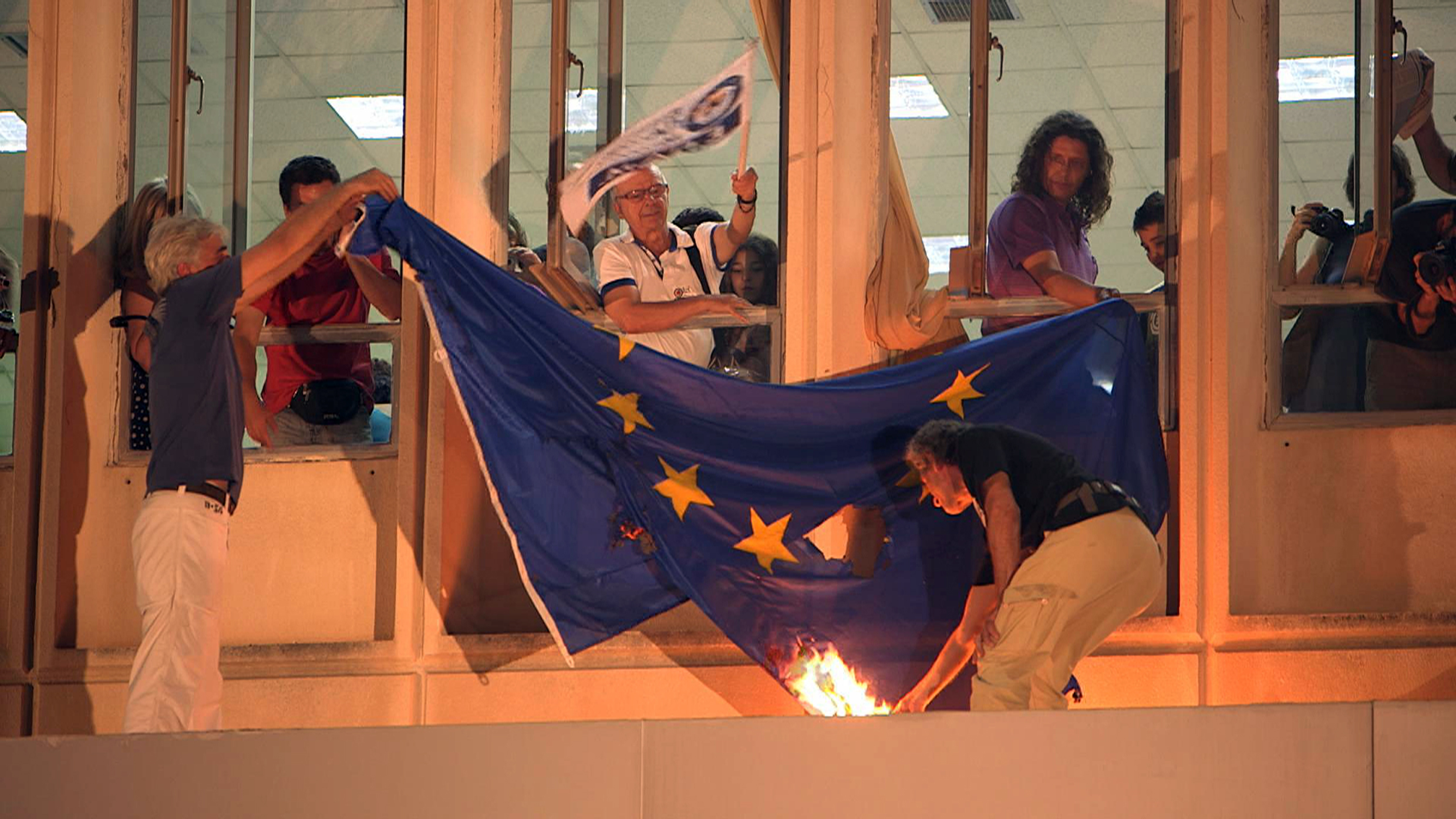 Schlieung des ffentlichen Fernsehens in Griechenland Redakteure verbrennen die  EU Flagge